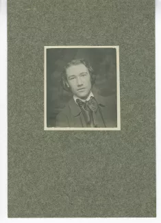 portrait photographique en buste d’André Gide, de face, tête légèrement relevée