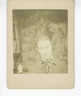 portrait photographique en buste d’André Gide, de face, tête légèrement baissée