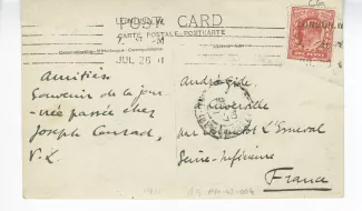 photographie d’André Gide, avec chapeau et cape, debout, Joseph Conrad, assis à gauche, sa femme Jessie Conrad et son fils John Conrad à droite, et Valery Larbaud, assis au milieu, lors du séjour de Gide dans la propriété de Conrad, juillet 1911