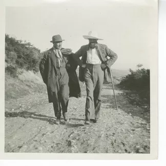 photographie d’André Gide et Henri Ghéon, marchant, sur la route de Bythinie entre Brousse et Vini, en Anatolie, mai 1914