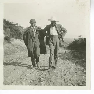 photographie d’André Gide et Henri Ghéon, marchant, sur la route de Bythinie entre Brousse et Vini, en Anatolie, mai 1914
