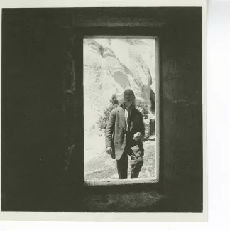 photographie d’André Gide, debout dans l’encadrement d’une porte, à Sileh, mai 1914