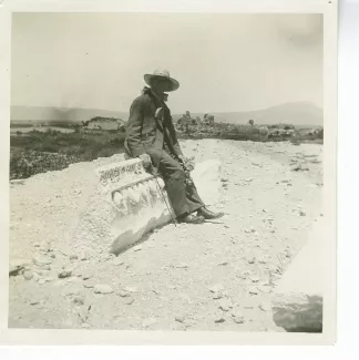 photographie d’André Gide, assis sur une ruine, sur le site d'Éphèse, mai 1914