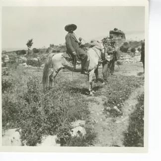 photographie d’André Gide, à cheval, et Henri Ghéon, sur le site d’Éphèse, mai 1914