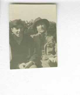 photographie d’André Gide, avec chapeau, et Marc Allégret, tous deux assis, à Garsington Manor, Oxfordshire, chez Lady Ottoline Morrell, lors de leur séjour en Angleterre, août 1920