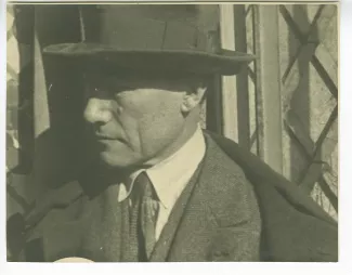 portrait photographique d’André Gide, avec chapeau, profil gauche, La Bastide Franco, février 1925