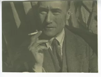portrait photographique d’André Gide, de face, fumant, La Bastide Franco, février 1925