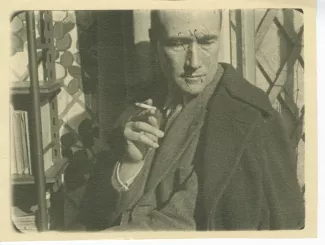portrait photographique d’André Gide, de face, la tête penchée, fumant, La Bastide Franco, février 1925