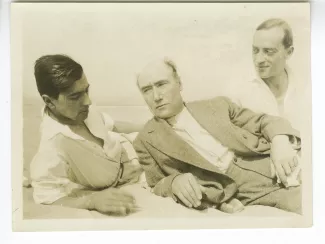 photographie d’André Gide, Marc Allégret, à gauche, et son frère André Allégret, allongés sur le sable, un peu avant le départ pour l'Afrique équatoriale française