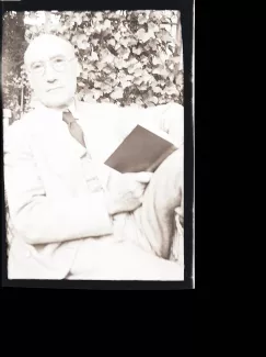 portrait photographique d'André Gide, de face, un livre dans la main droite, mai 1930