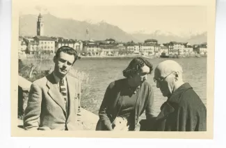 photographie d’André Gide, avec lunettes, Catherine Gide et Jean Lambert, sur la promenade du bord du lac, avril 1947