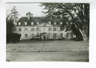 photographie montrant le corbillard devant le château de Cuverville, lors de l’enterrement d'André Gide, 22 février 1951