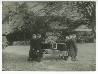 photographie montrant le transport du cercueil, lors de l’enterrement d'André Gide, 22 février 1951