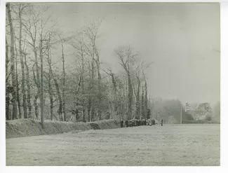 photographie de la procession dans la campagne, lors de l’enterrement d'André Gide, 22 février 1951