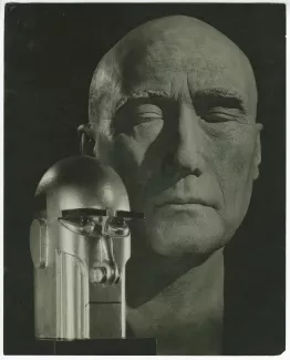 photographie de deux bustes sculptés d'André Gide : à droite, buste moulé par le sculpteur allemand Paul Hamann (1934)