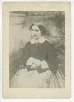 portrait photographique de Juliette Rondeaux, assise