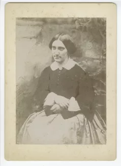 portrait photographique de Juliette Rondeaux, assise