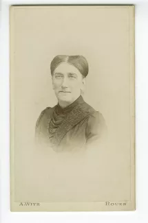 portrait photographique en buste de Juliette Gide, de face