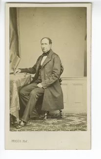 portrait photographique de Tancrède Gide, grand-père paternel d'André Gide, assis