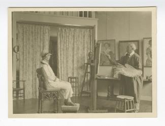 photographie de Théo Van Rysselberghe peignant le Portrait de Mme Jean Dubois (1925) devant son modèle, dans son atelier de Saint-Clair