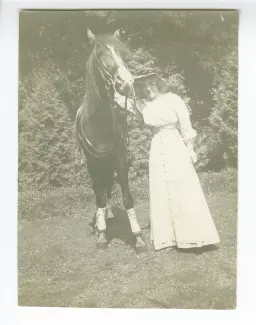 photographie de Maria Van Rysselberghe, avec un cheval