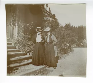 photographie de Maria Van Rysselberghe, à gauche, et Aline Mayrisch, en visite au château de Colpach, mars 1906