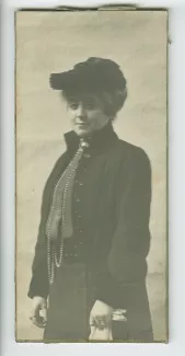 portrait photographique de Maria Van Rysselberghe, debout, portant un chapeau
