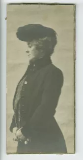 portrait photographique de Maria Van Rysselberghe, debout, de profil, portant un chapeau