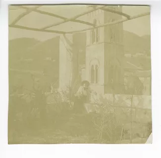 photographie de Maria Van Rysselberghe, assise sur une terrasse devant le campanile du Duomo, janvier 1909
