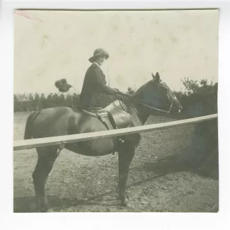 photographie de Maria Van Rysselberghe, de profil, montée en amazone sur un cheval