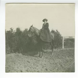 photographie de Maria Van Rysselberghe, montée en amazone sur un cheval