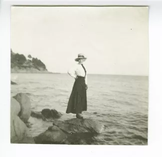 photographie de Maria Van Rysselberghe, debout sur un rocher devant la mer, à Saint-Clair