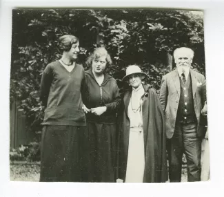 photographie montrant, de gauche à droite, Ethel Whitehorn, Enid McLeod, Maria Van Rysselberghe et Paul Desjardins, aux décades de Pontigny, août 1924