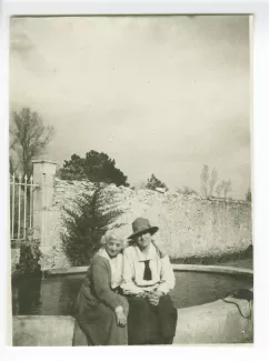 photographie de Maria Van Rysselberghe, à gauche, et Ethel Whitehorn, assises au bord d'un bassin, à la Bastide Franco