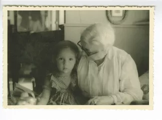 photographie de Maria Van Rysselberghe et son arrière-petite-fille Isabelle Lambert, mai 1947