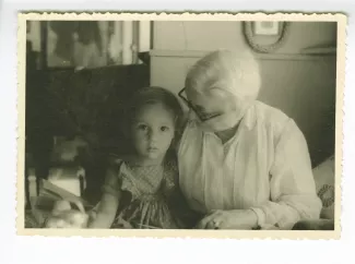 photographie de Maria Van Rysselberghe et son arrière-petite-fille Isabelle Lambert, mai 1947