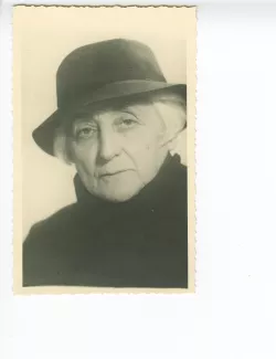 portrait photographique en buste de Maria Van Rysselberghe, de face, avec chapeau