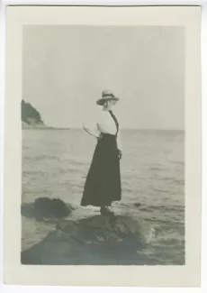 photographie de Maria Van Rysselberghe, debout sur un rocher devant la mer, à Saint-Clair