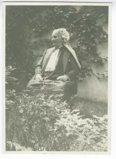 photographie de Sylvie Monnom, mère de Maria Van Rysselberghe, assise dans un jardin, juin 1914