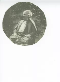 photographie de Sylvie Monnom, mère de Maria Van Rysselberghe, assise dans un jardin, juin 1914
