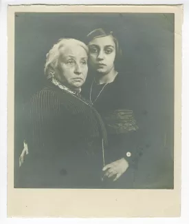 portrait photographique en buste d'Élisabeth Van Rysselberghe et sa grand-mère Sylvie Monnom