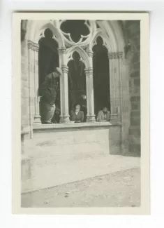 photographie où l'on reconnaît Élisabeth Van Rysselberghe, à droite, Roger Martin du Gard debout à gauche, au centre Enid McLeod, dans le narthex de l’abbatiale de Pontigny, lors des décades de Pontigny