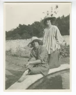 portrait photographique d'Élisabeth Van Rysselberghe, à gauche, et Ethel Whitehorn, à la Bastide Franco