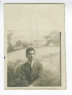 portrait photographique en buste de Marc Allégret, assis dans un studio photo