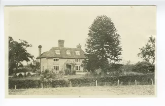 photographie de la maison de Joseph Conrad, Capel House, vue derrière la clôture
