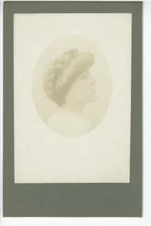 portrait photographique en buste de Lucie Delarue-Mardrus, de profil