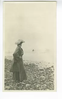 photographie de Lucie Delarue-Mardrus, de dos, devant la mer