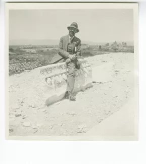 photographie d'Henri Ghéon, assis sur une ruine, sur le site d'Éphèse, mai 1914
