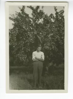 photographie de Pierre Herbart, devant un arbre fruitier, à la villa Le Pin (Saint-Clair) [?]