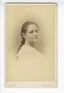 portrait photographique en buste de Madeleine Simon, jeune fille